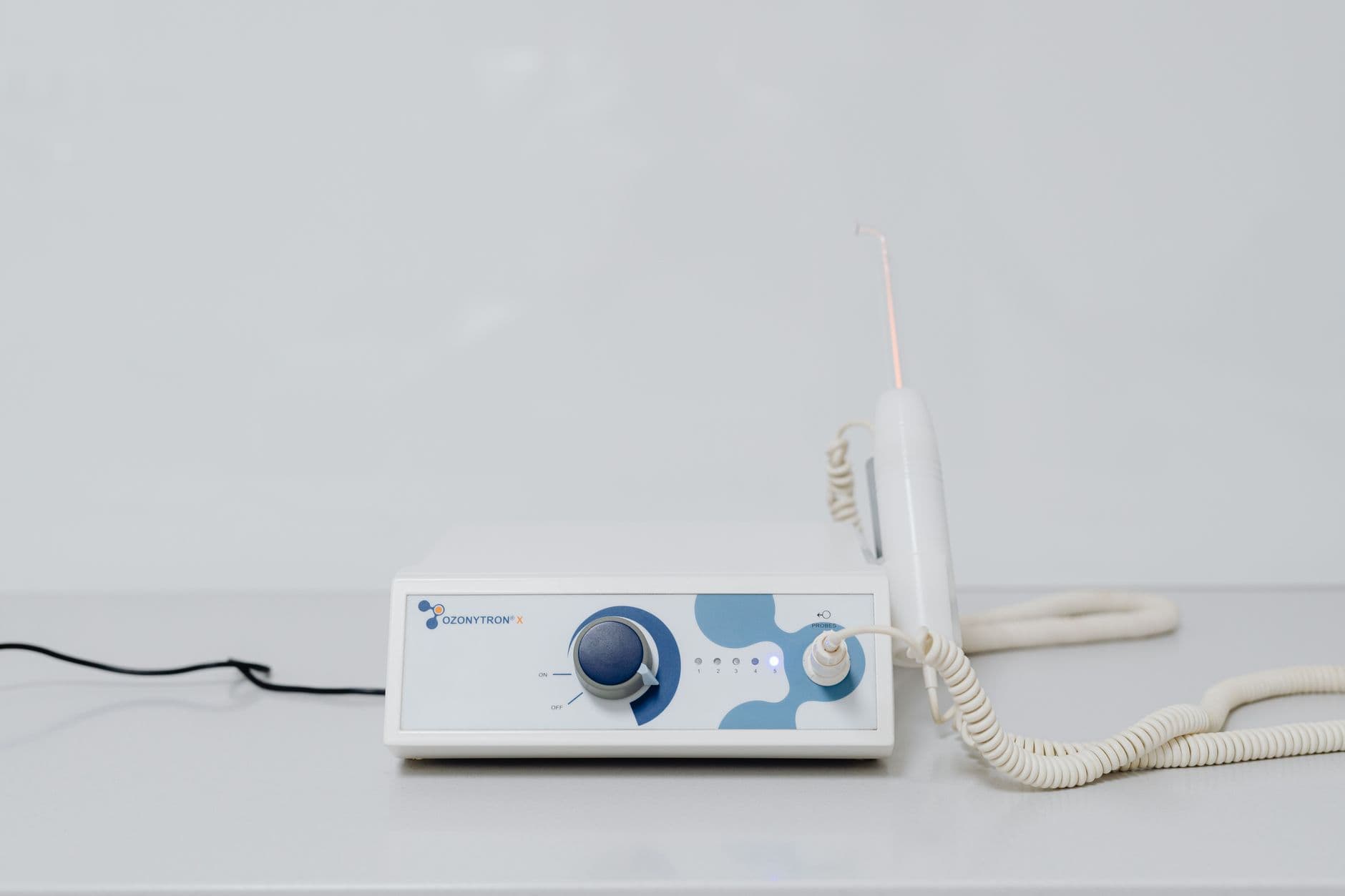 Ozone therapy device with a minimalist design